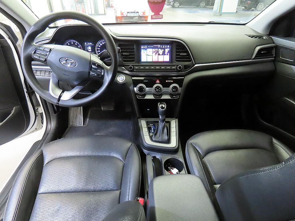 HYUNDAI Avante - Vista 10