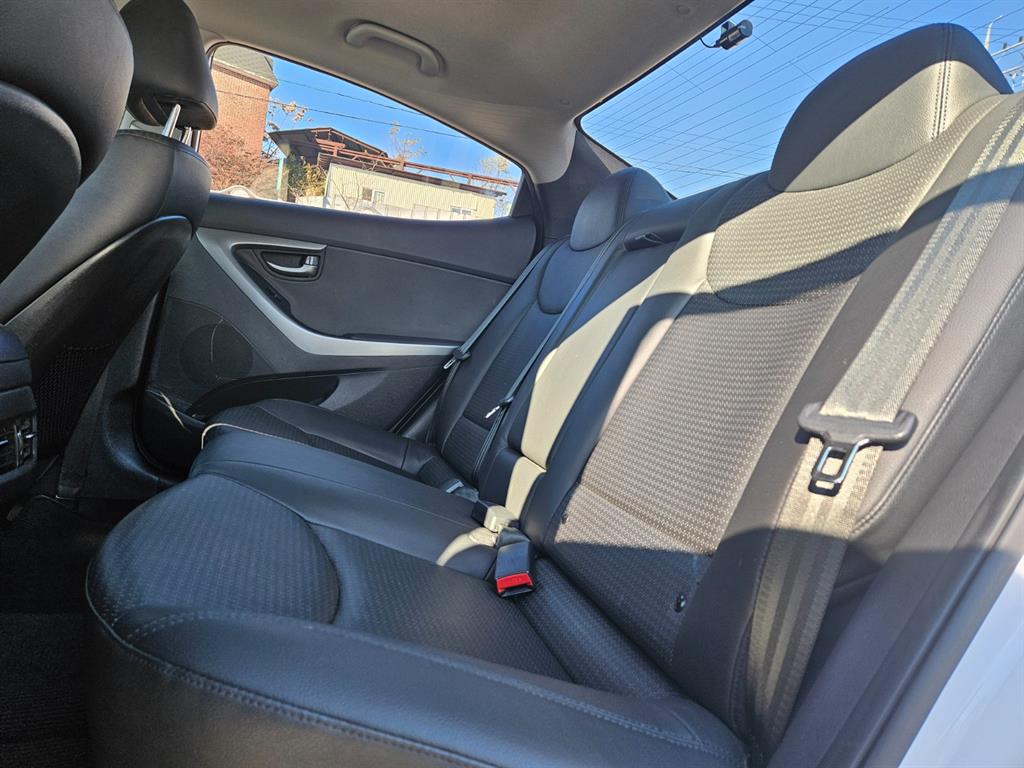 HYUNDAI Avante - Vista 11