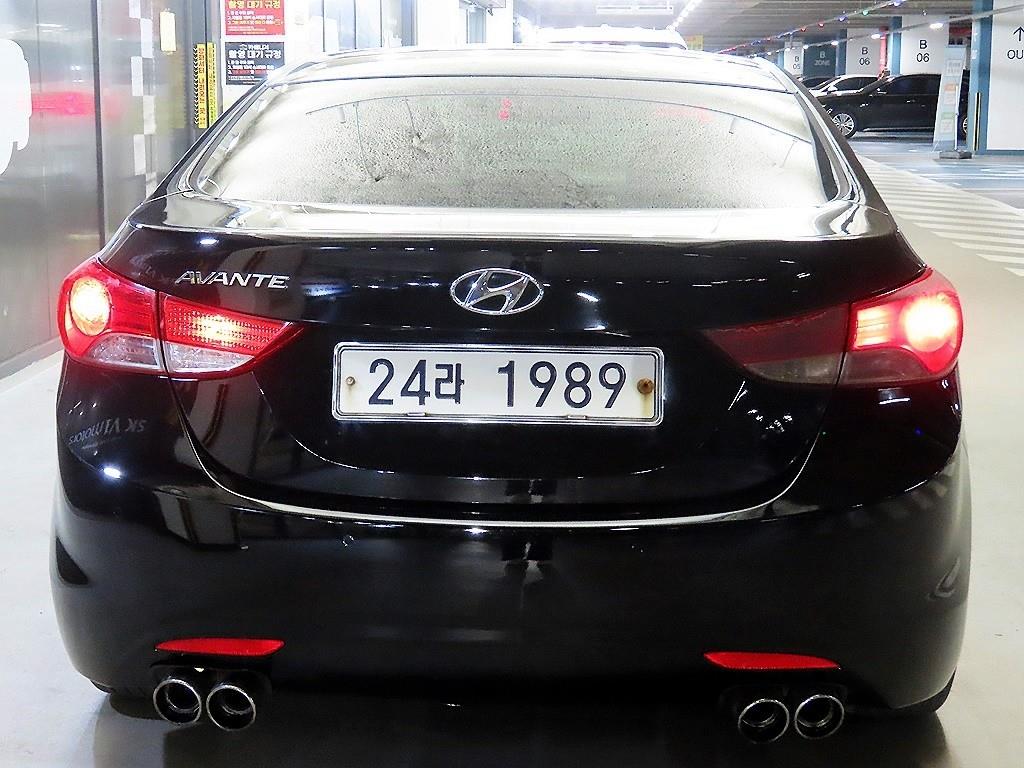 HYUNDAI Avante - Vista 10