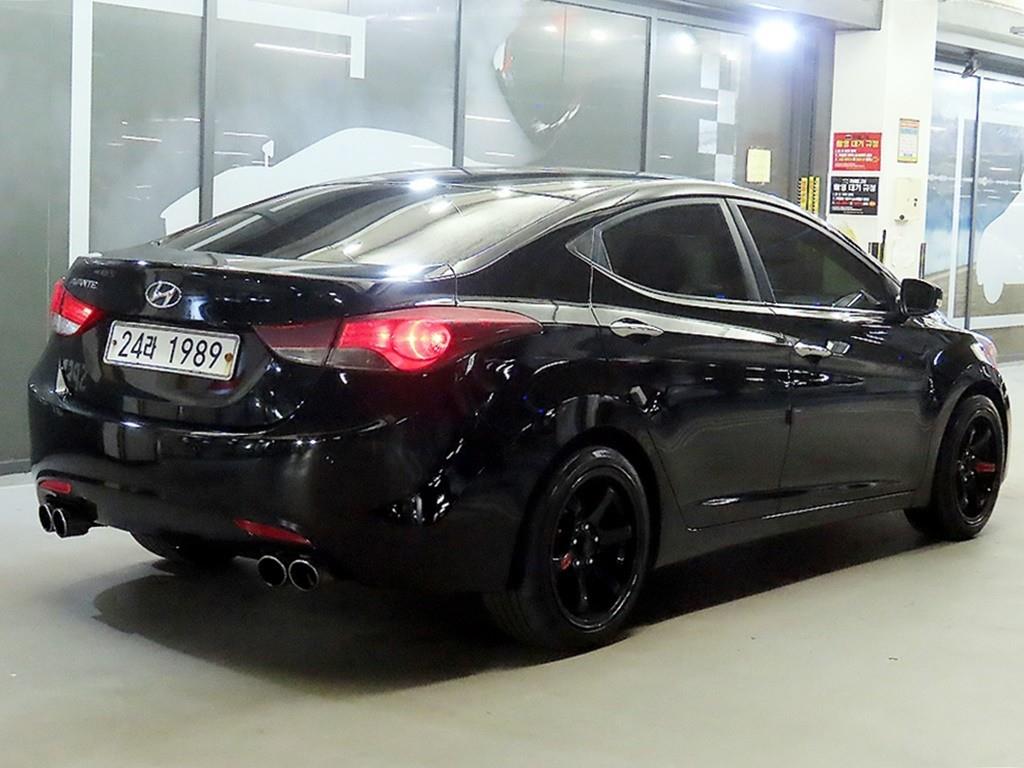 HYUNDAI Avante - Vista 9