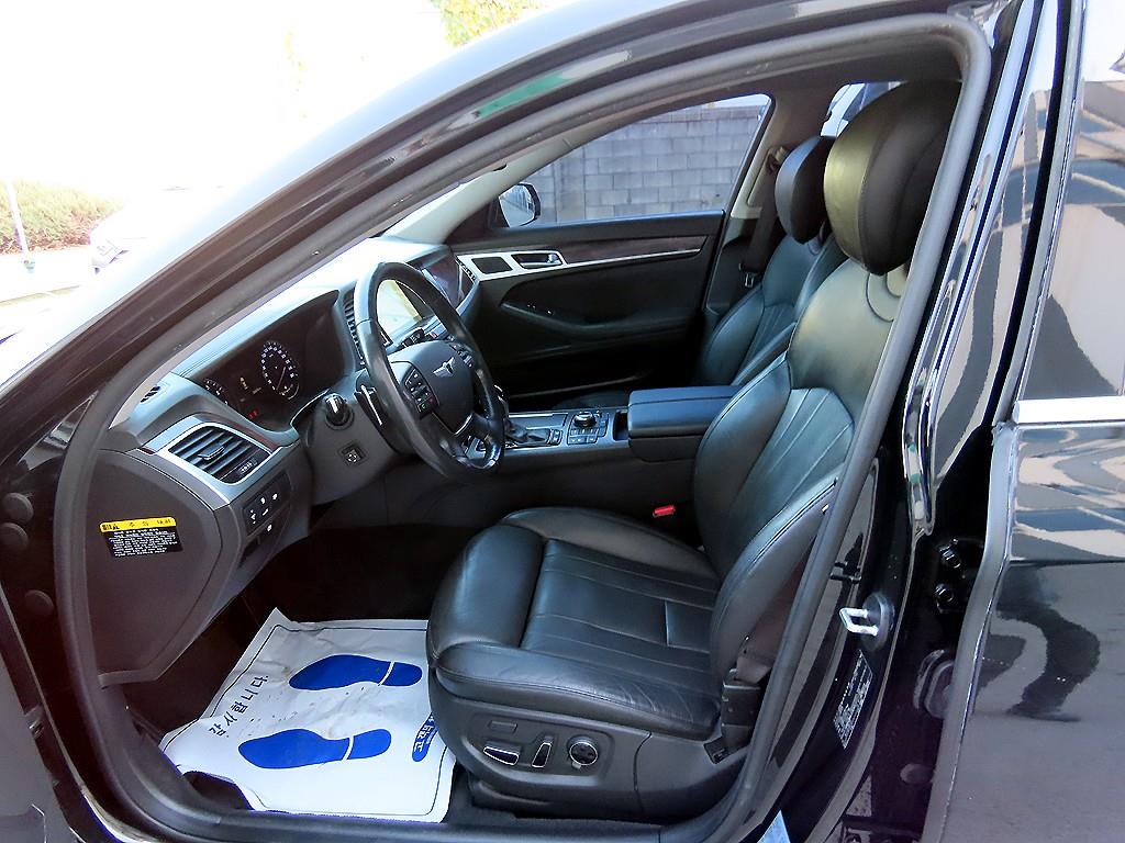 HYUNDAI Genesis - Vista 5