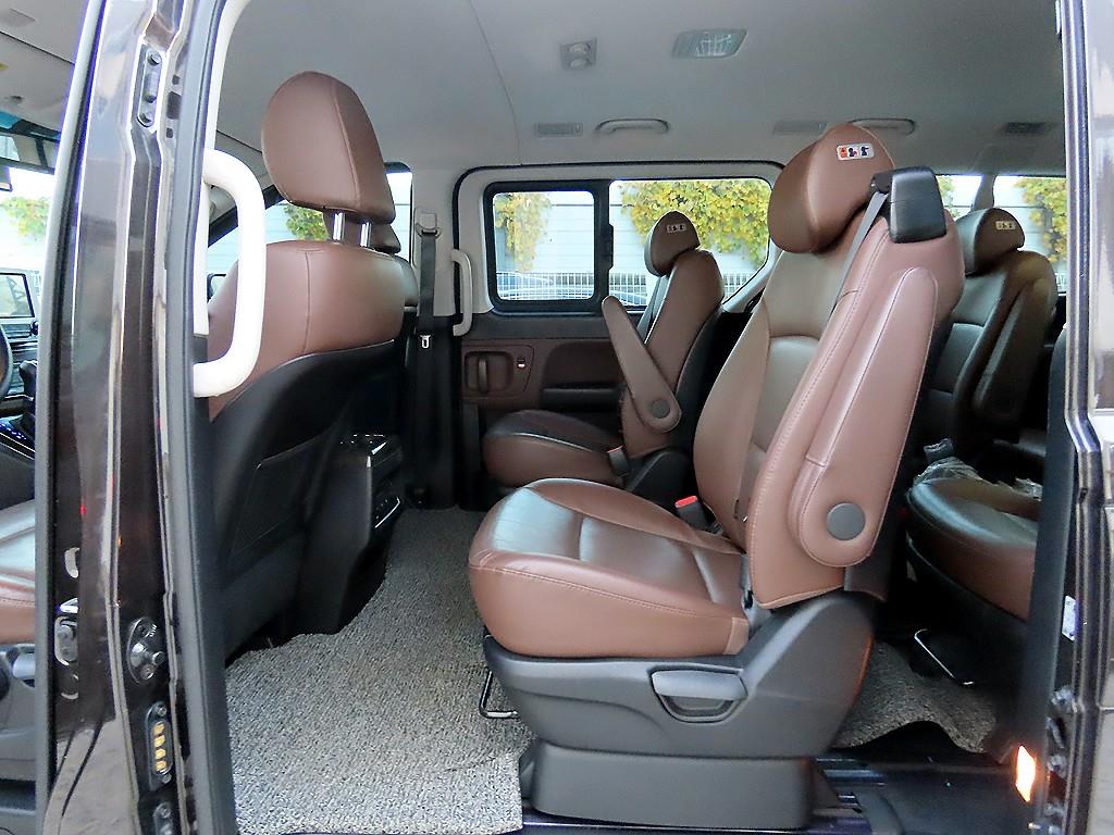 HYUNDAI Starex - Vista 6