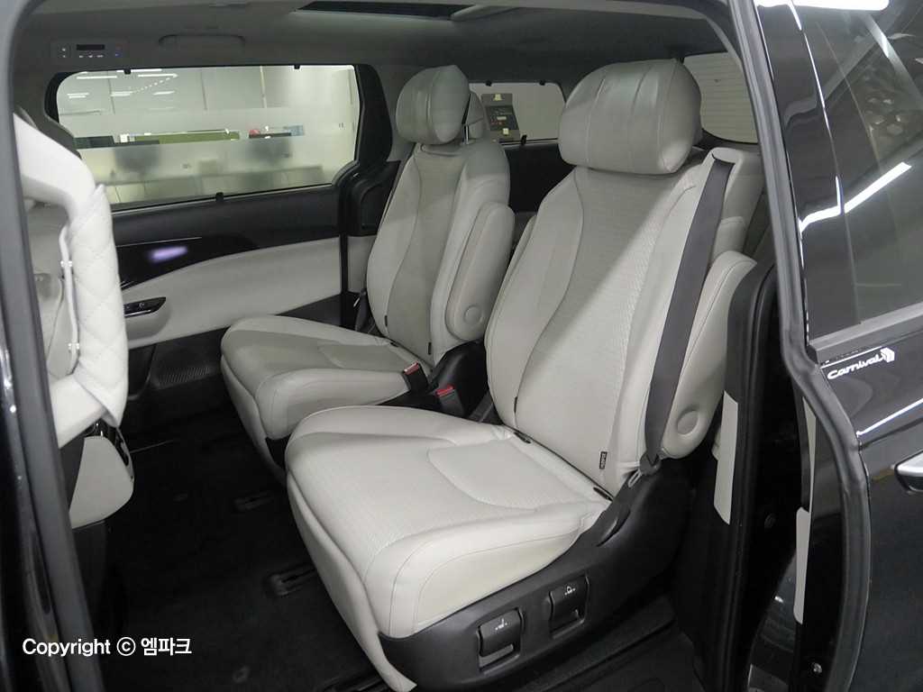 KIA Carnival - Vista 11
