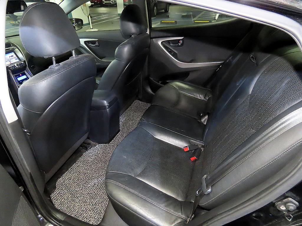 HYUNDAI Avante - Vista 12