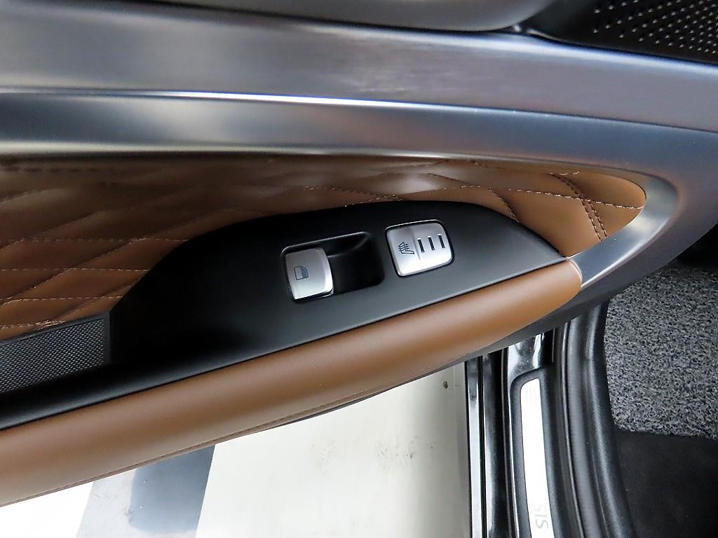 Genesis G70 - Vista 12