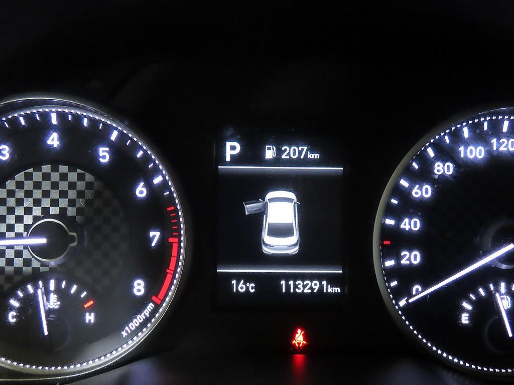 HYUNDAI Avante - Vista 9