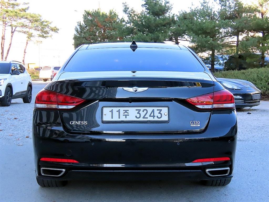 HYUNDAI Genesis - Vista 4