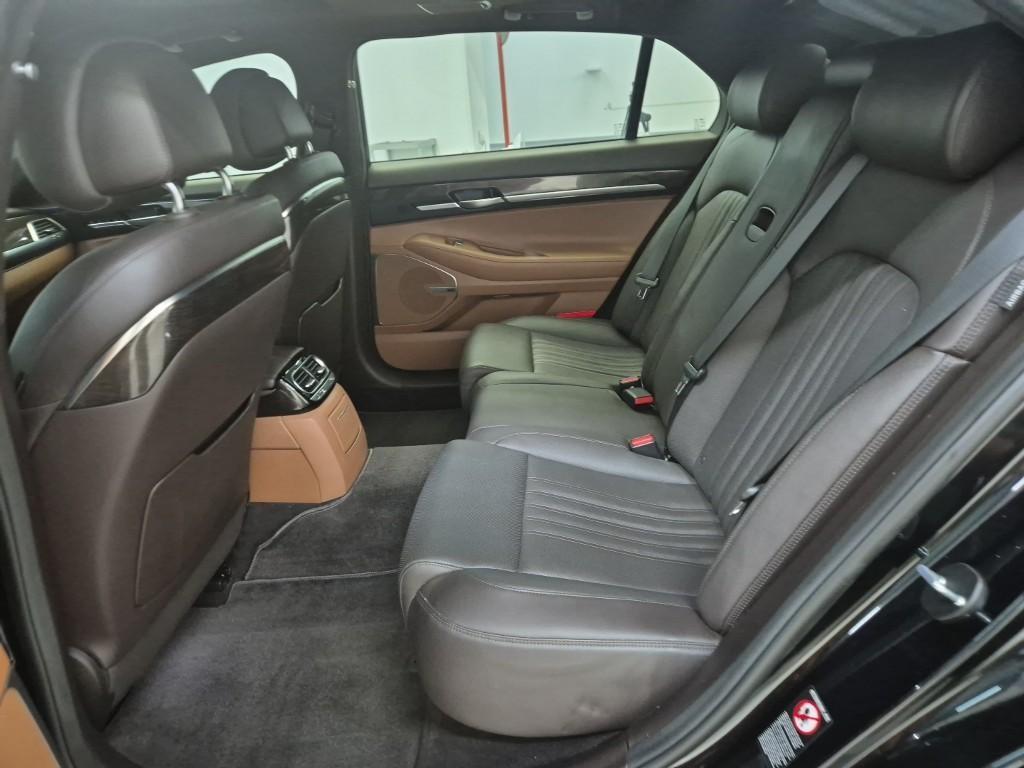 Genesis G90 - Vista 10