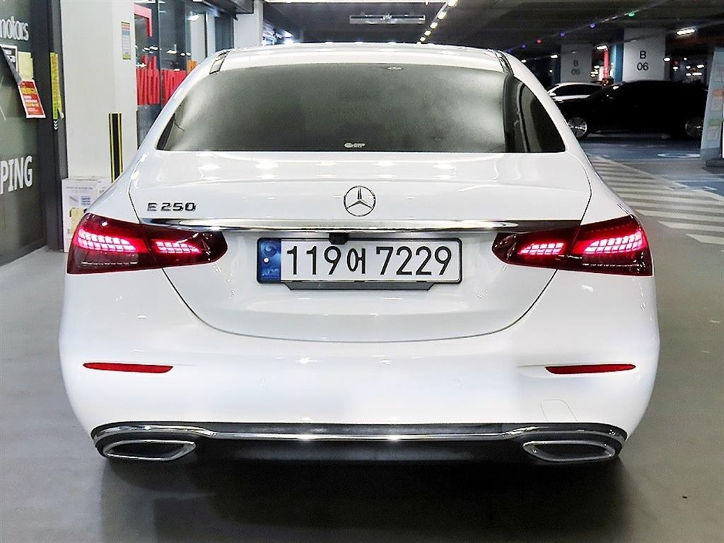 Mercedes Benz E class - Vista 5