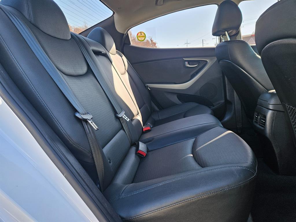 HYUNDAI Avante - Vista 12