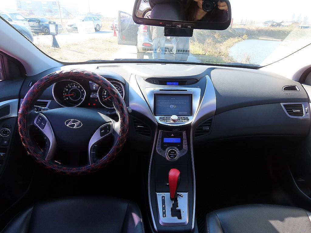 HYUNDAI Avante - Vista 9