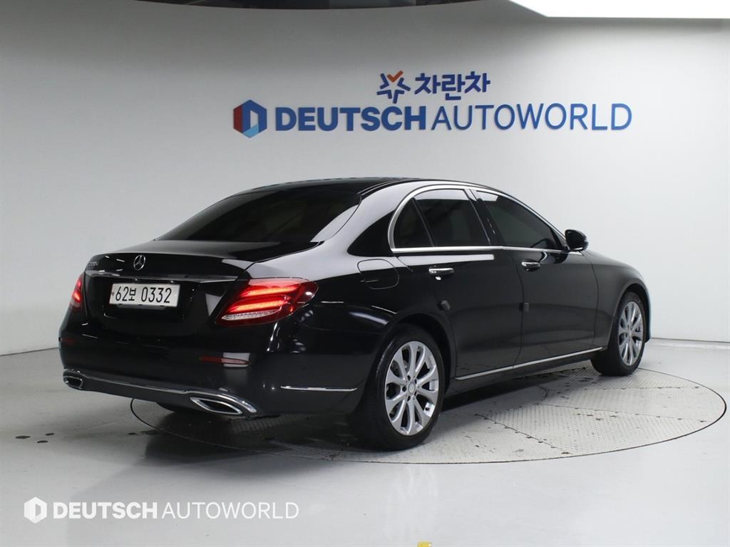 Mercedes Benz E class - Vista 4