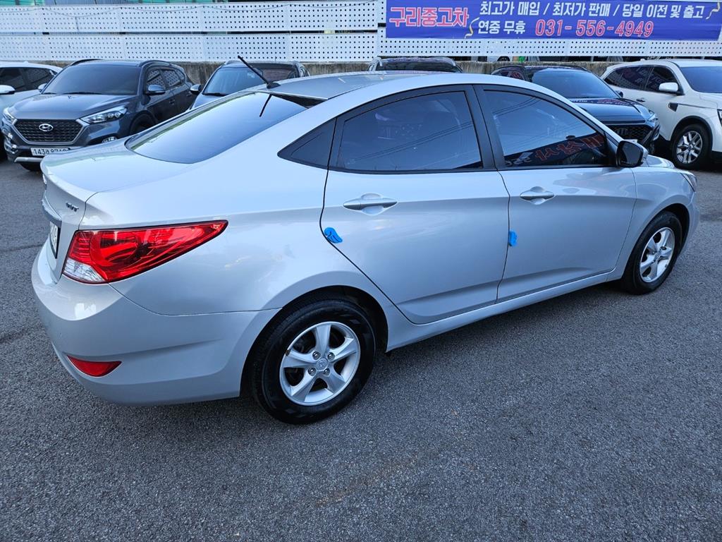 HYUNDAI Accent - Vista 5
