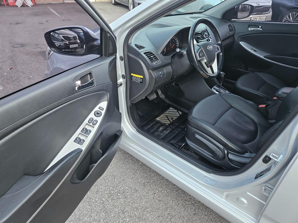 HYUNDAI Accent - Vista 7