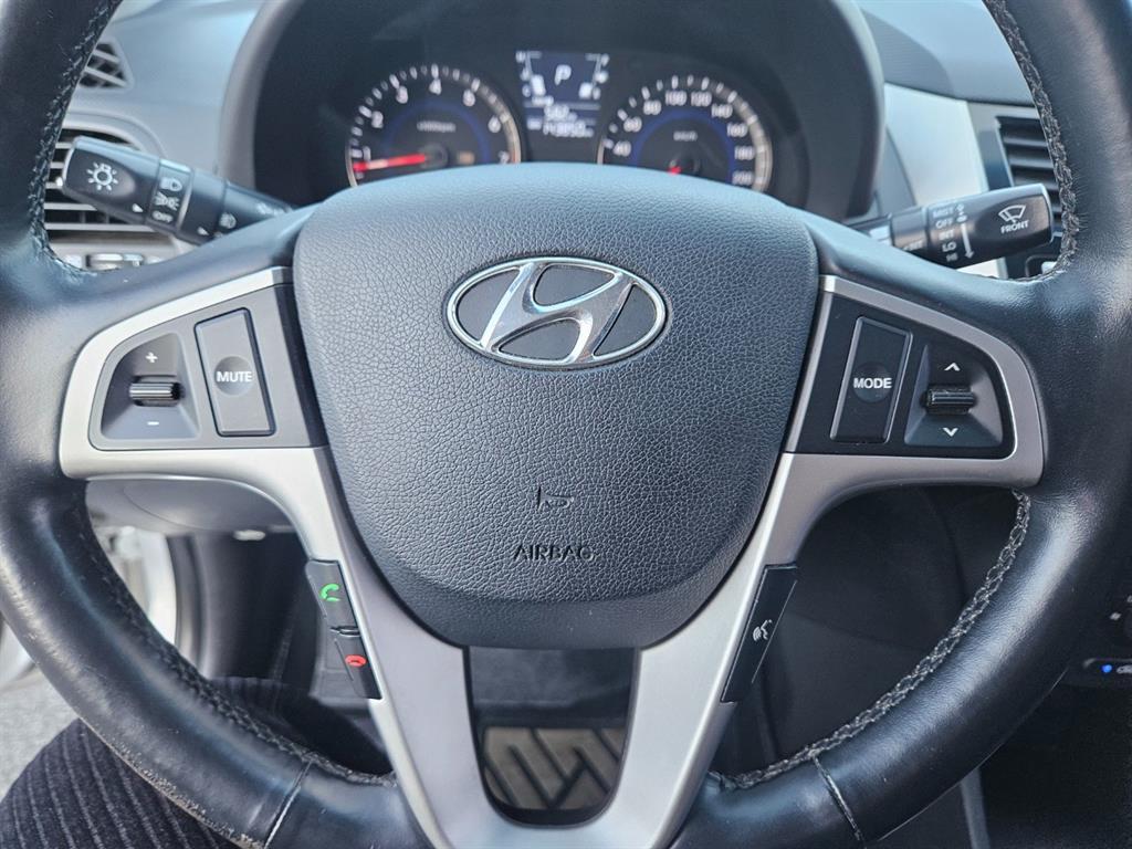 HYUNDAI Accent - Vista 9