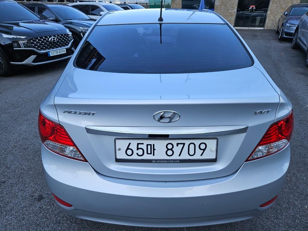 HYUNDAI Accent - Vista 4