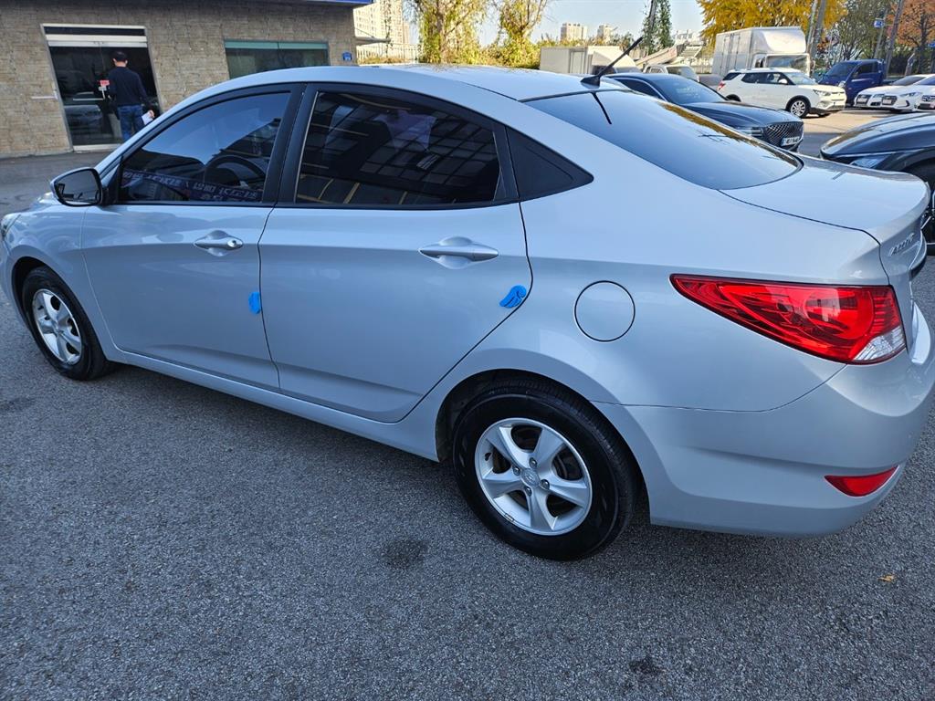 HYUNDAI Accent - Vista 6