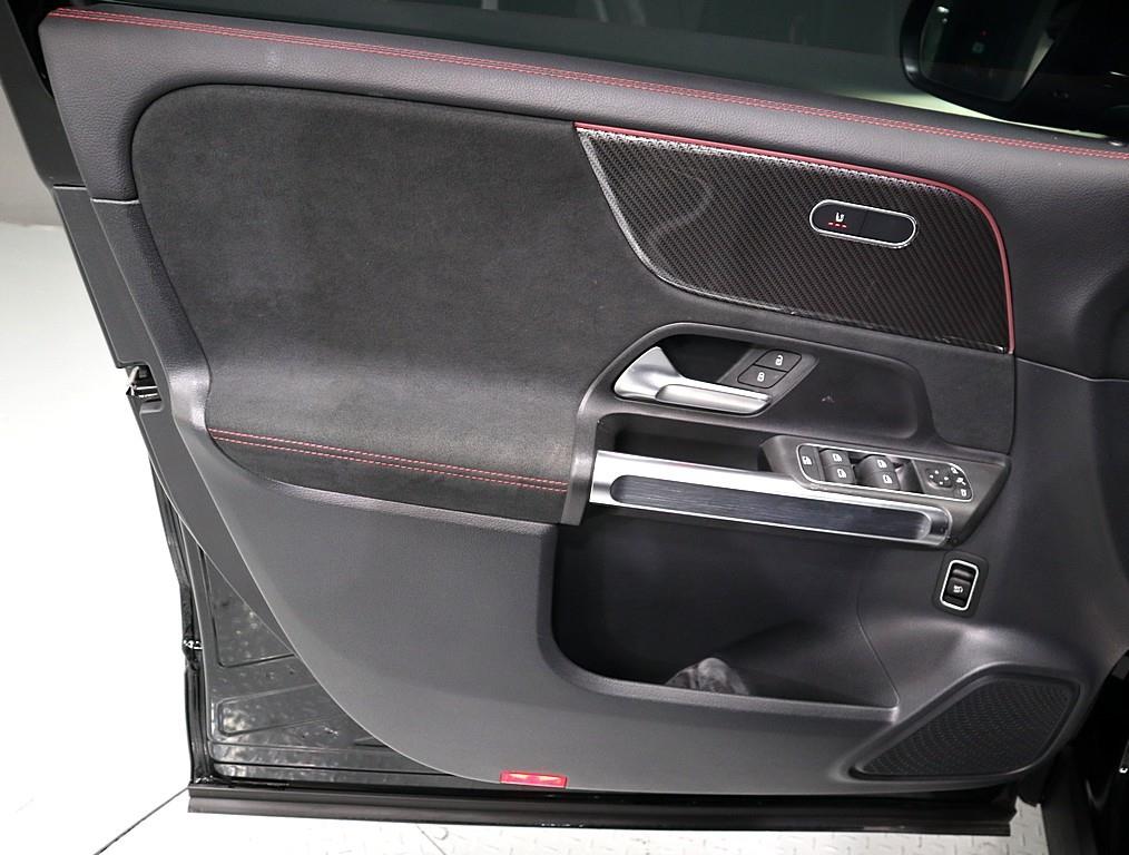 Mercedes Benz GLB Class - Vista 8