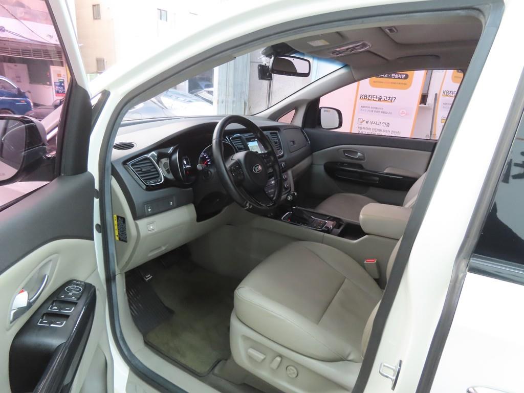 KIA Carnival - Vista 5