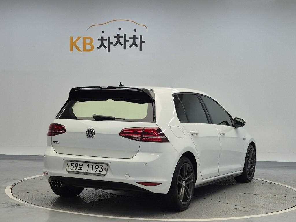 Volkswagen Golf - Vista 4