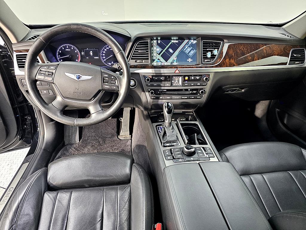 HYUNDAI Genesis - Vista 5