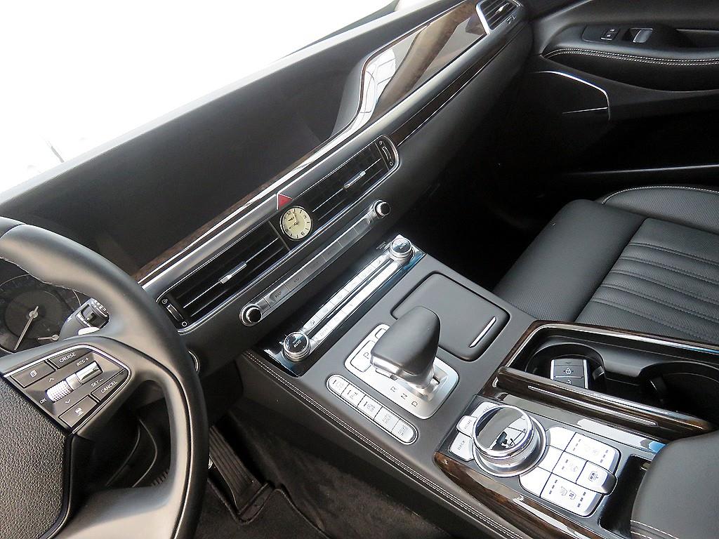 Genesis G90 - Vista 11