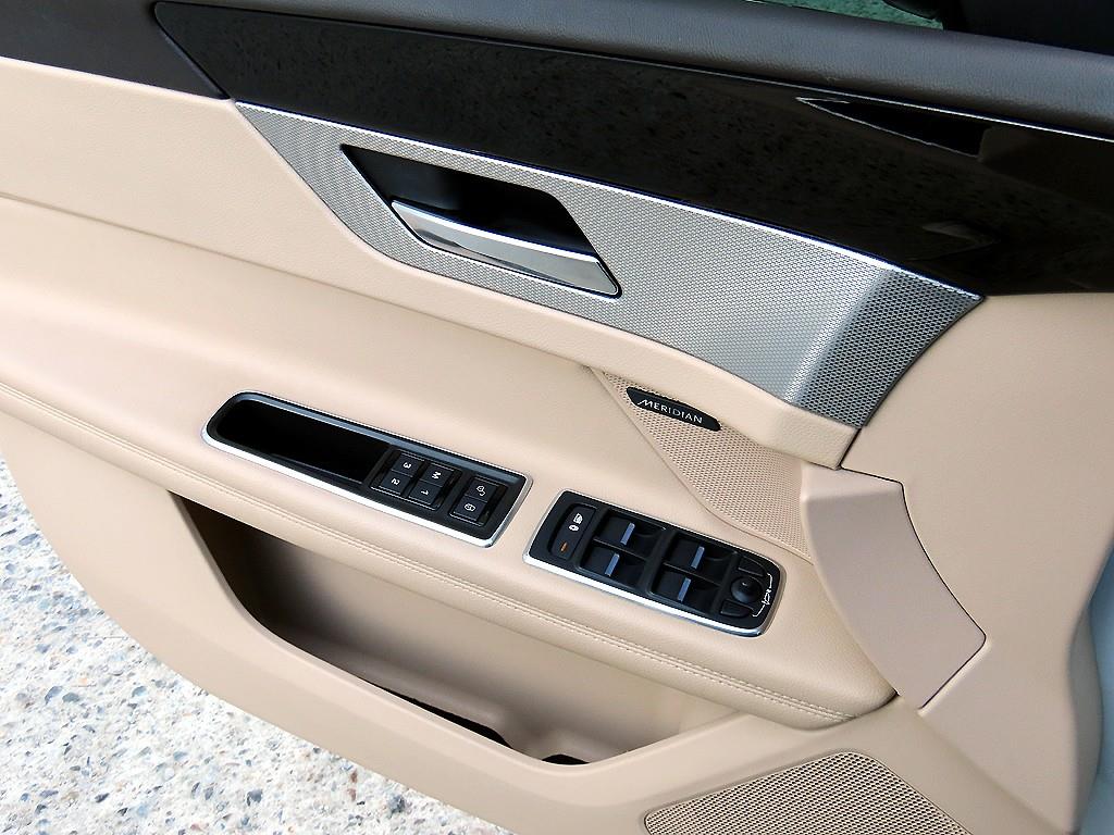 Jaguar XF - Vista 12