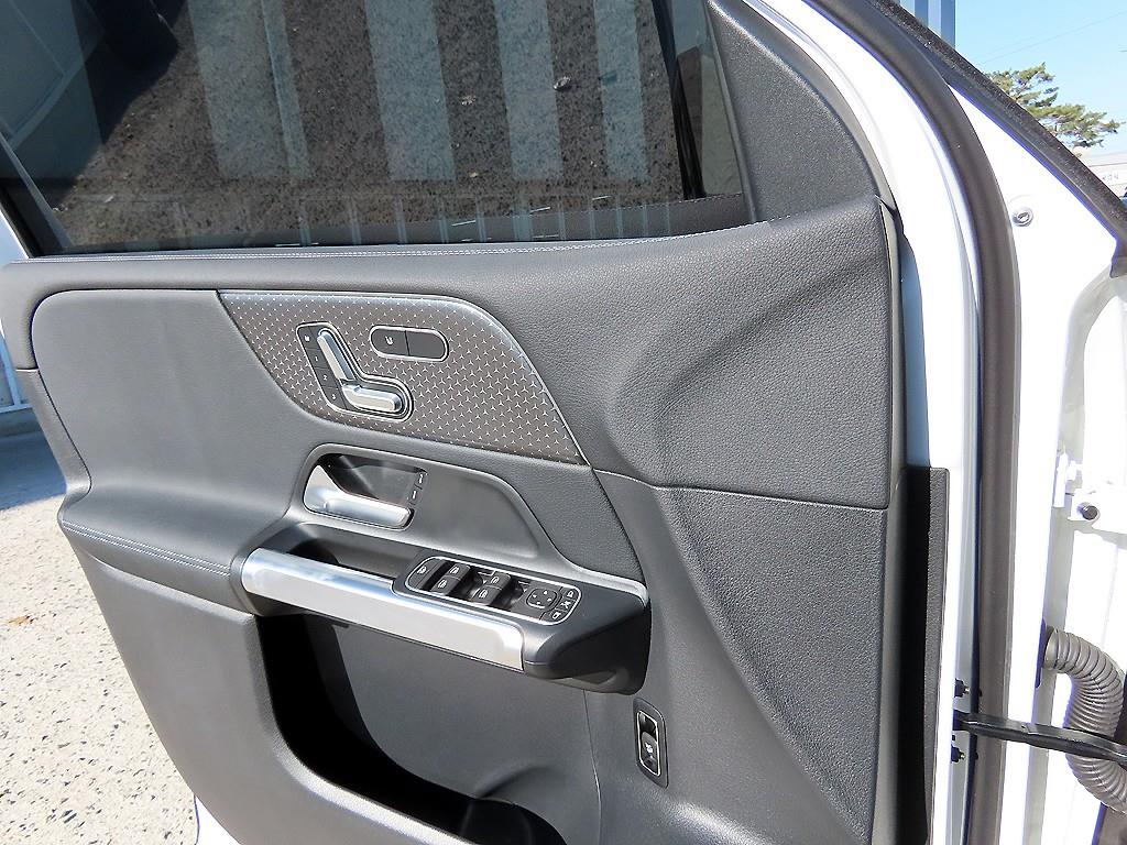 Mercedes Benz EQB - Vista 11