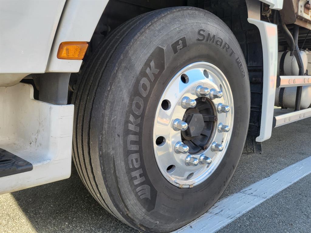 medium and large cargo truck - Vista 9