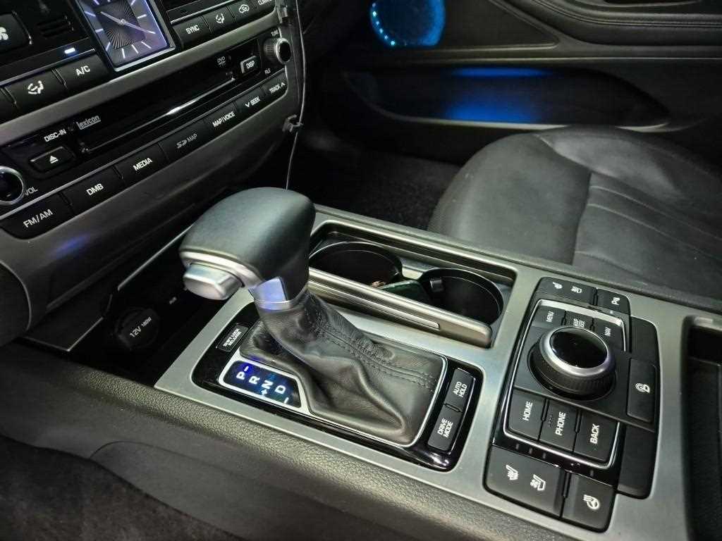 HYUNDAI Genesis - Vista 8