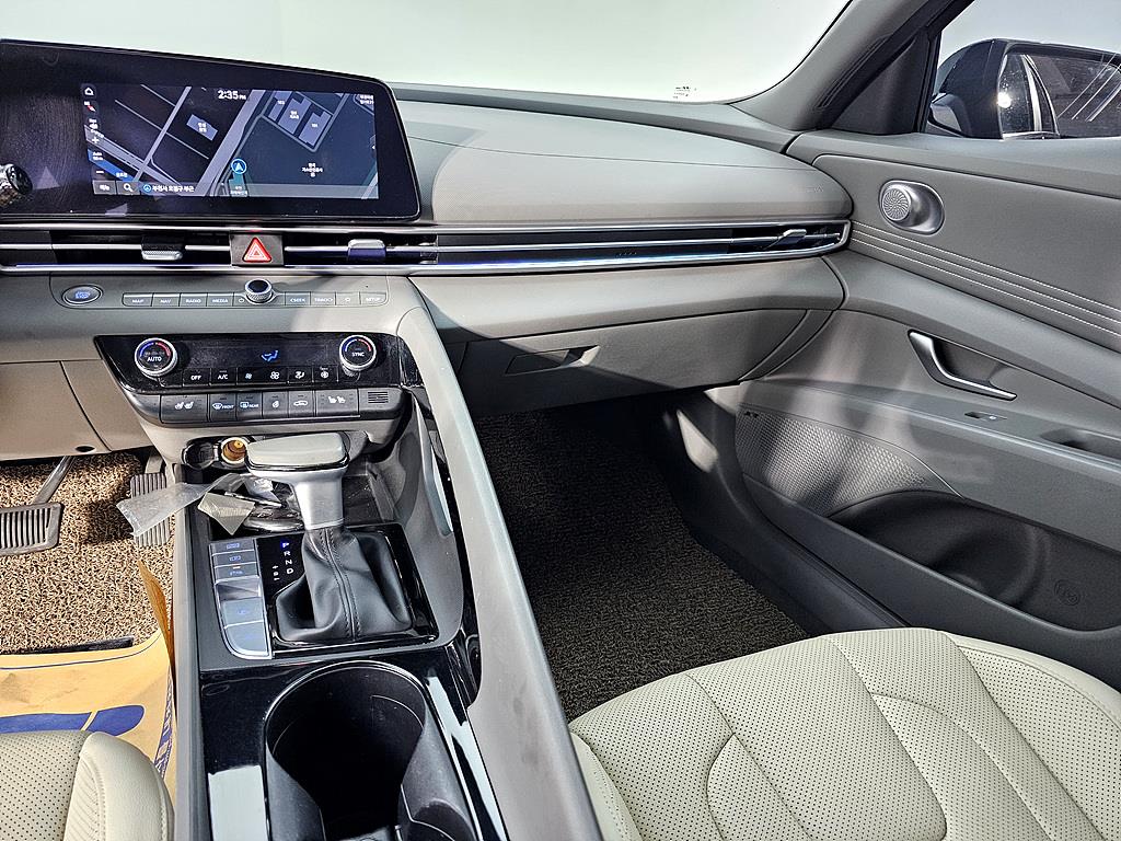 HYUNDAI Avante - Vista 10