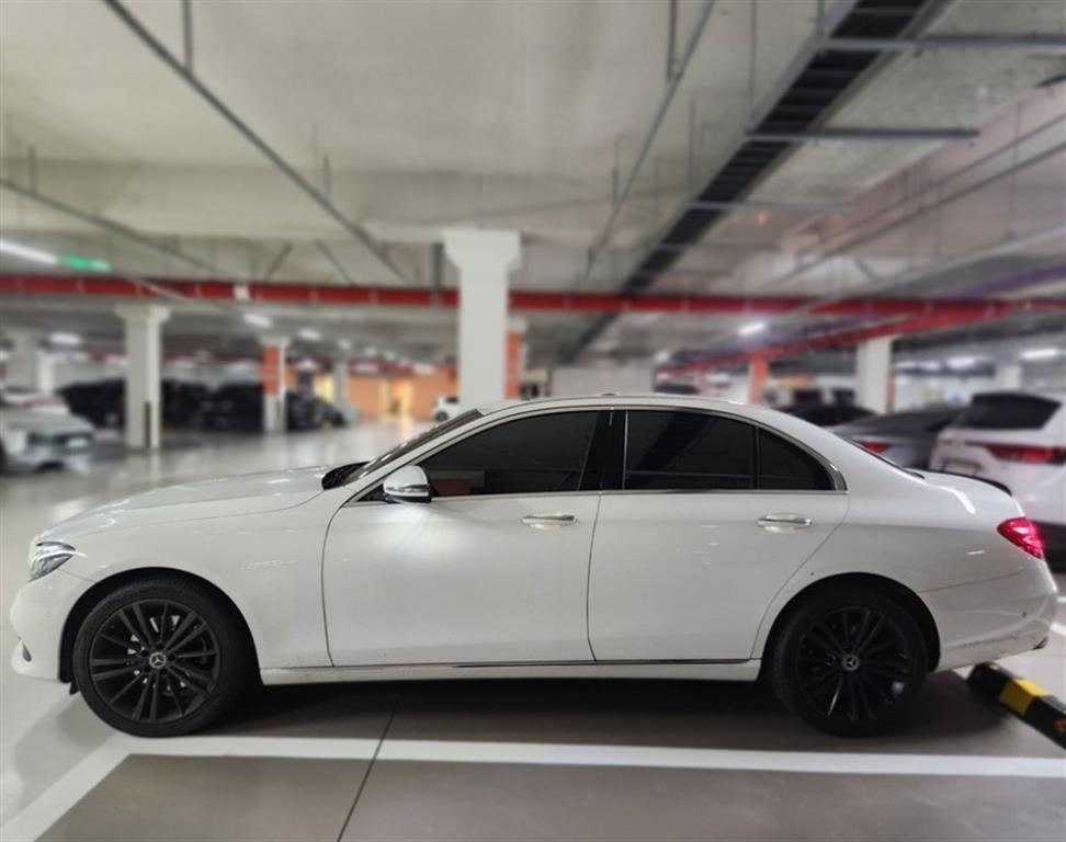 Mercedes Benz E class - Vista 3