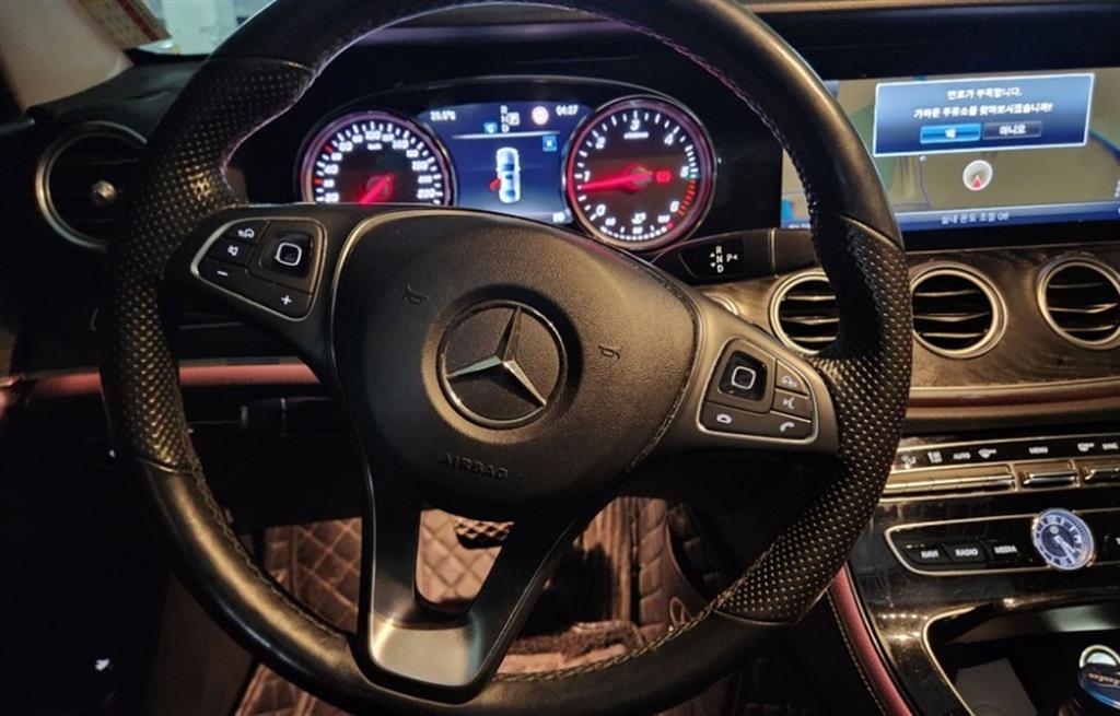 Mercedes Benz E class - Vista 8