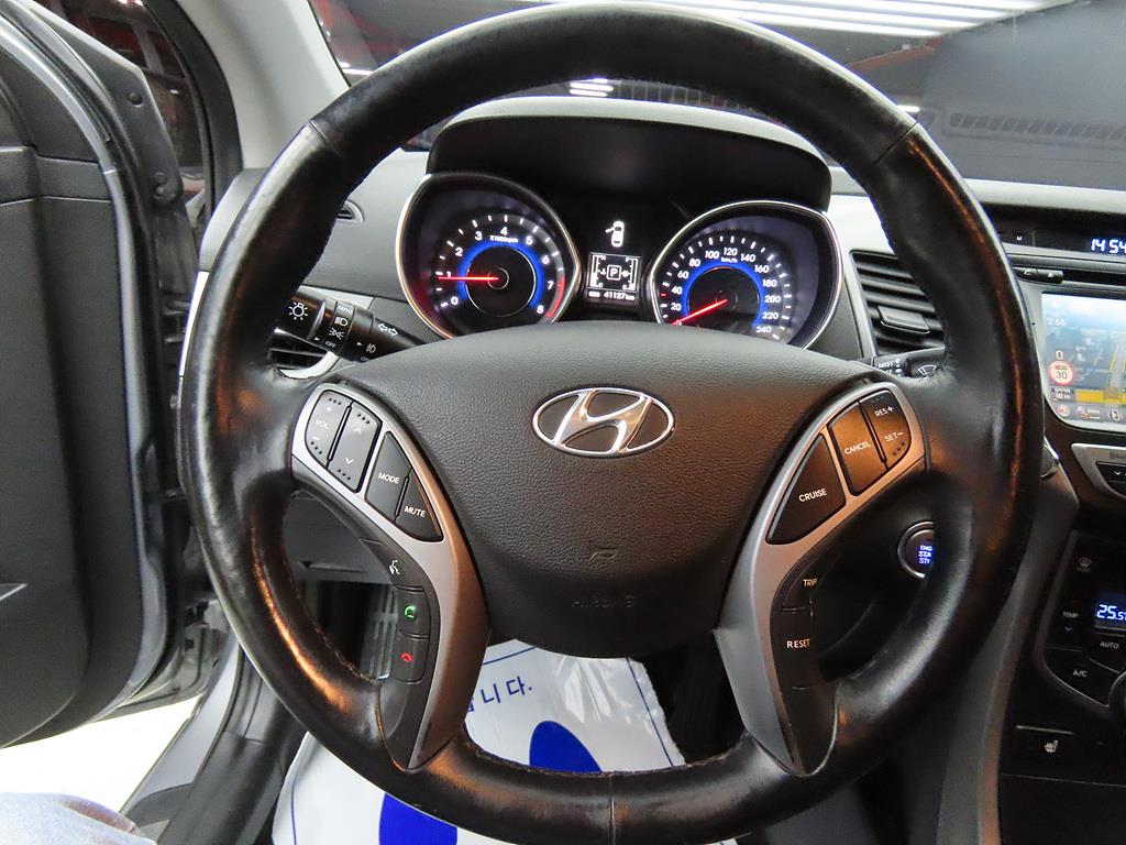 HYUNDAI Avante - Vista 8