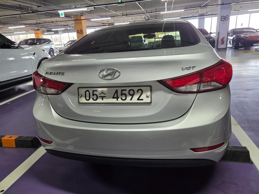 HYUNDAI Avante - Vista 5