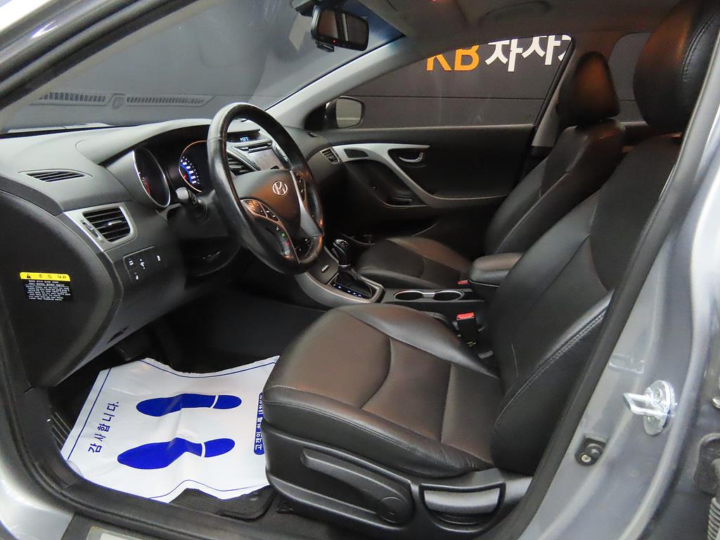 HYUNDAI Avante - Vista 5