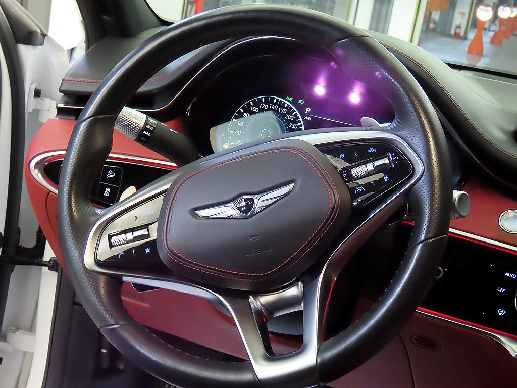 Genesis GV70 - Vista 8