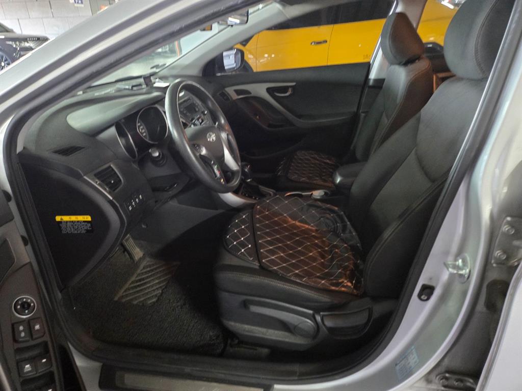 HYUNDAI Avante - Vista 10