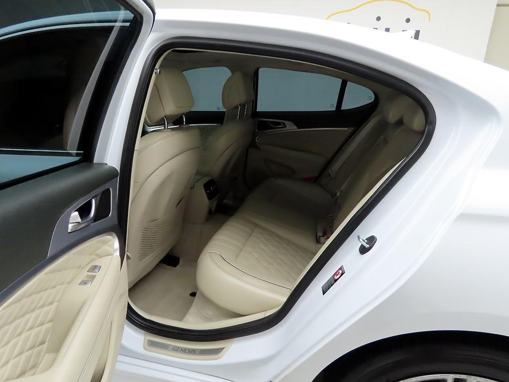 Genesis G70 - Vista 12