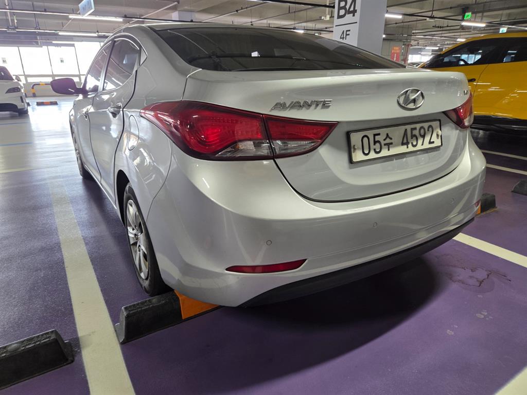 HYUNDAI Avante - Vista 4