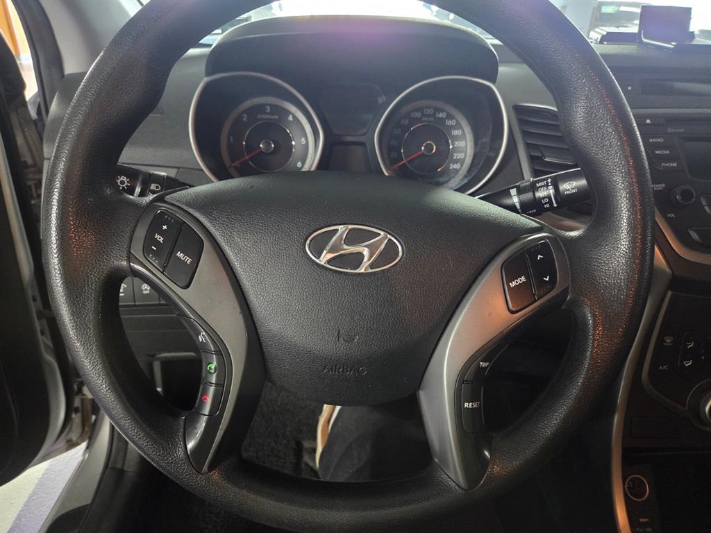 HYUNDAI Avante - Vista 12