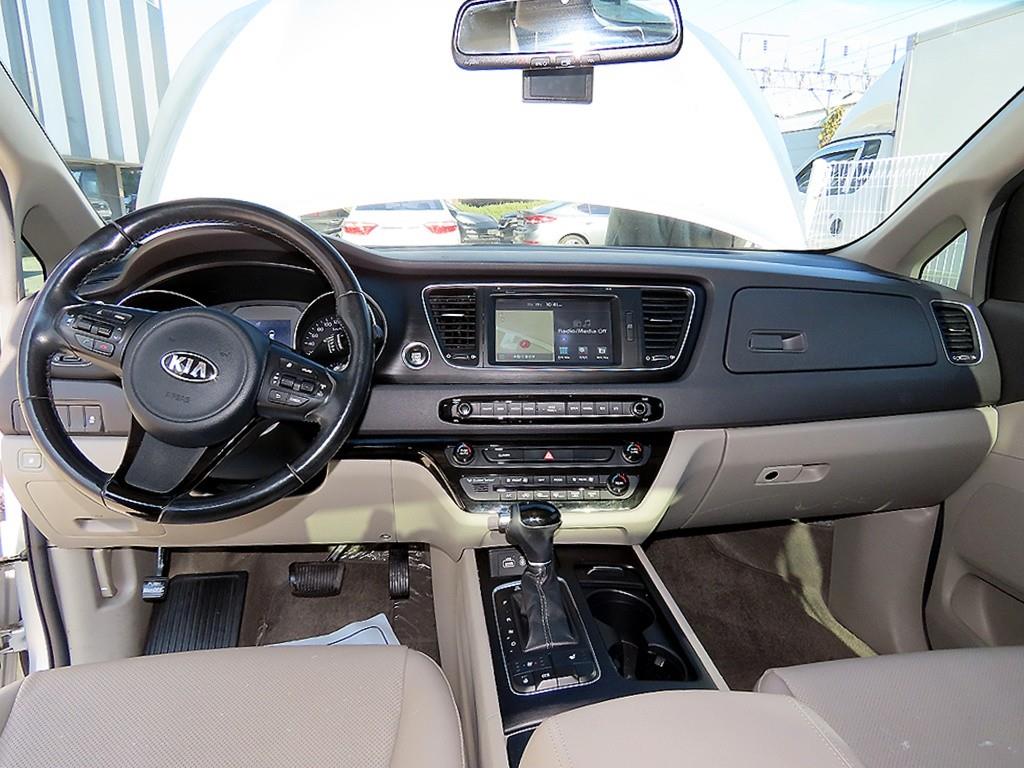 KIA Carnival - Vista 8