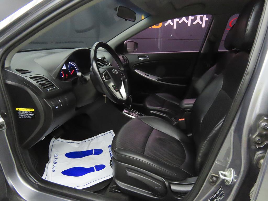 HYUNDAI Accent - Vista 5