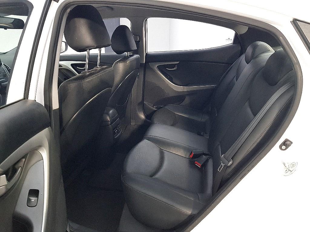 HYUNDAI Avante - Vista 9