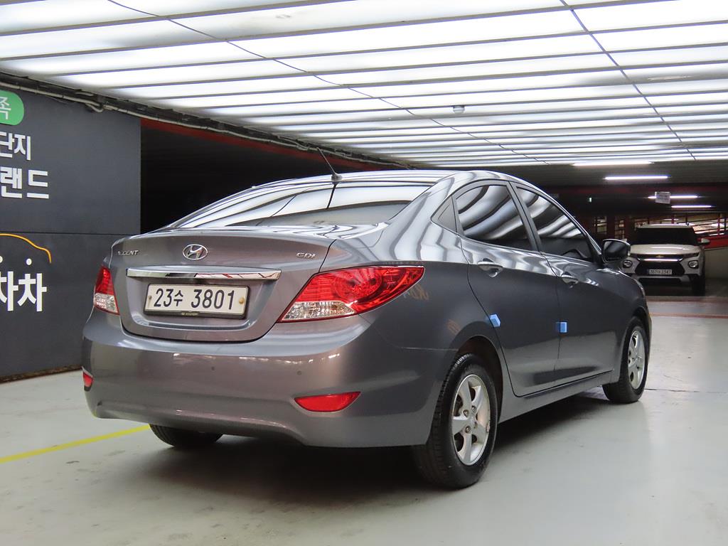 HYUNDAI Accent - Vista 4