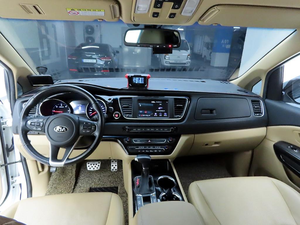 KIA Carnival - Vista 5