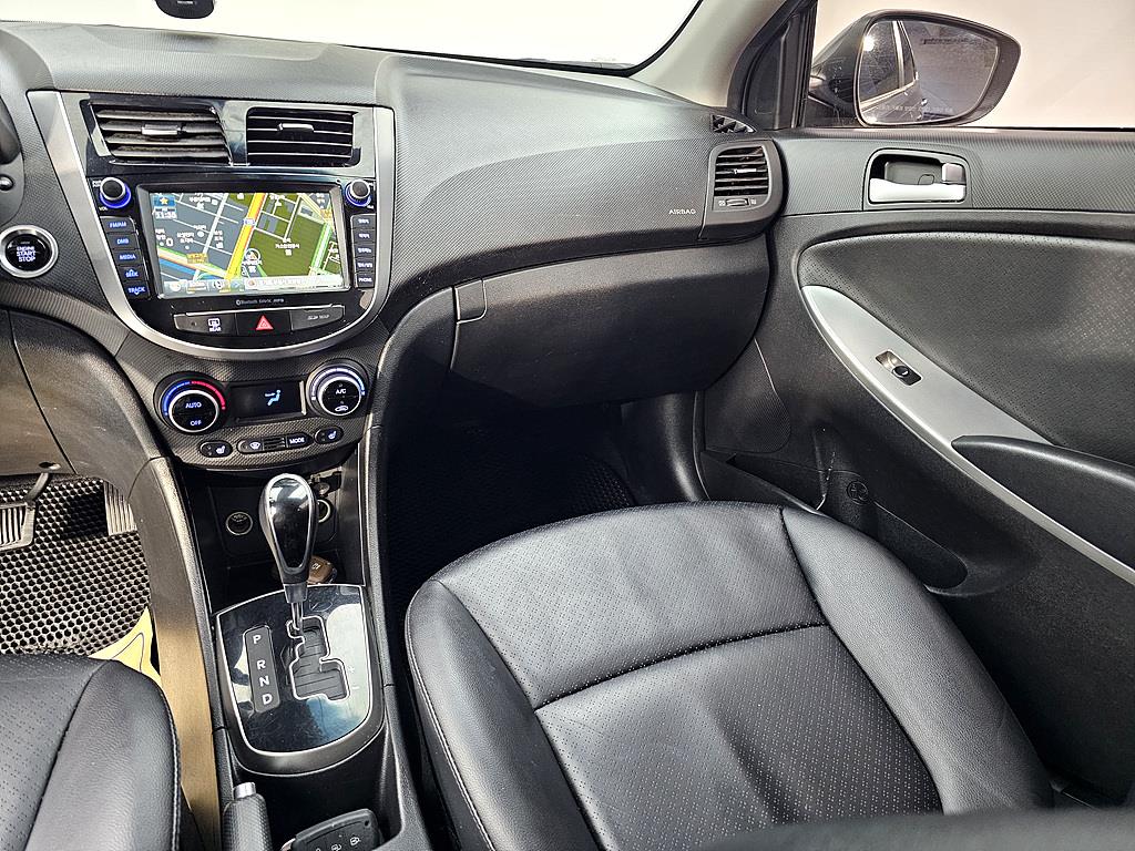 HYUNDAI Accent - Vista 10