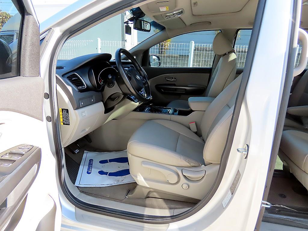 KIA Carnival - Vista 5