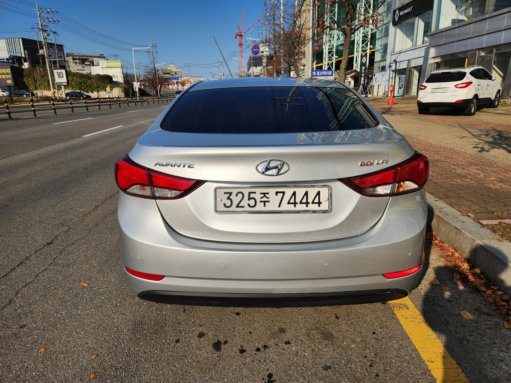 HYUNDAI Avante - Vista 4