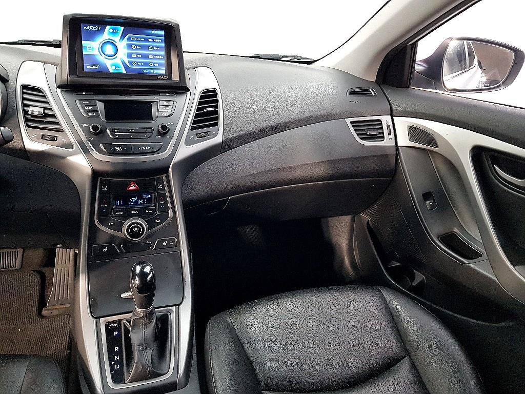 HYUNDAI Avante - Vista 10